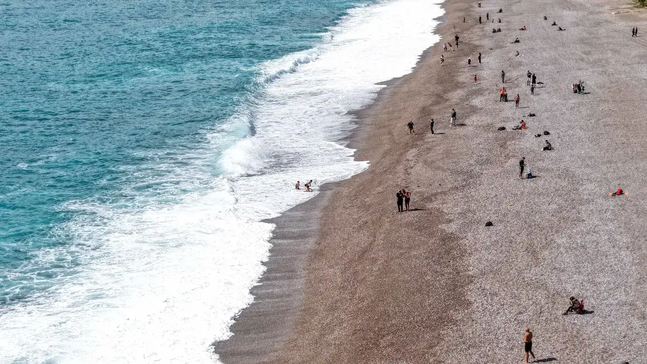 Antalya'da Sağanak ve Fırtına Arası Deniz Keyfi 3